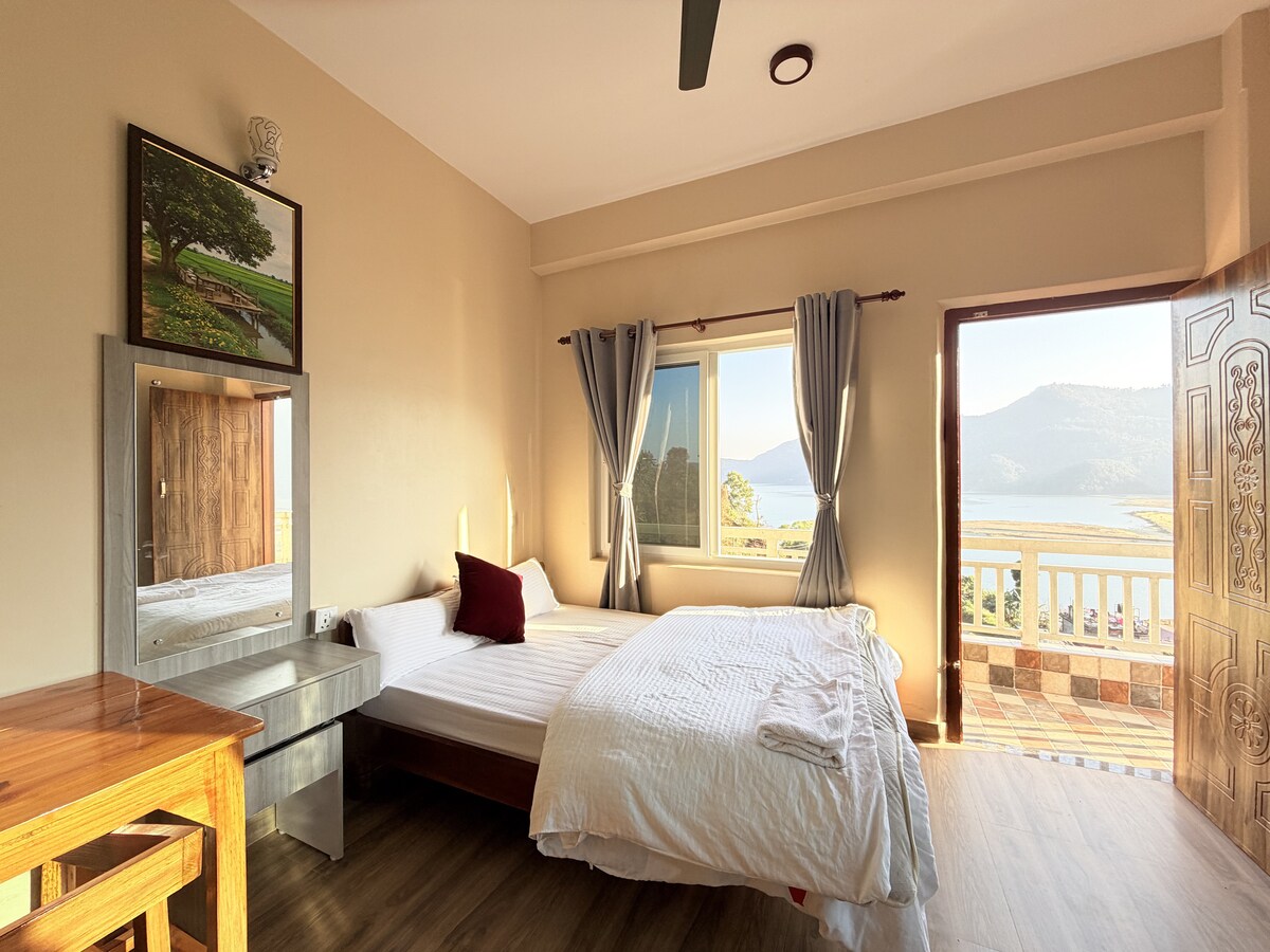 Panoramic Lakeview Studio | Kitchen, Bath attached — photo