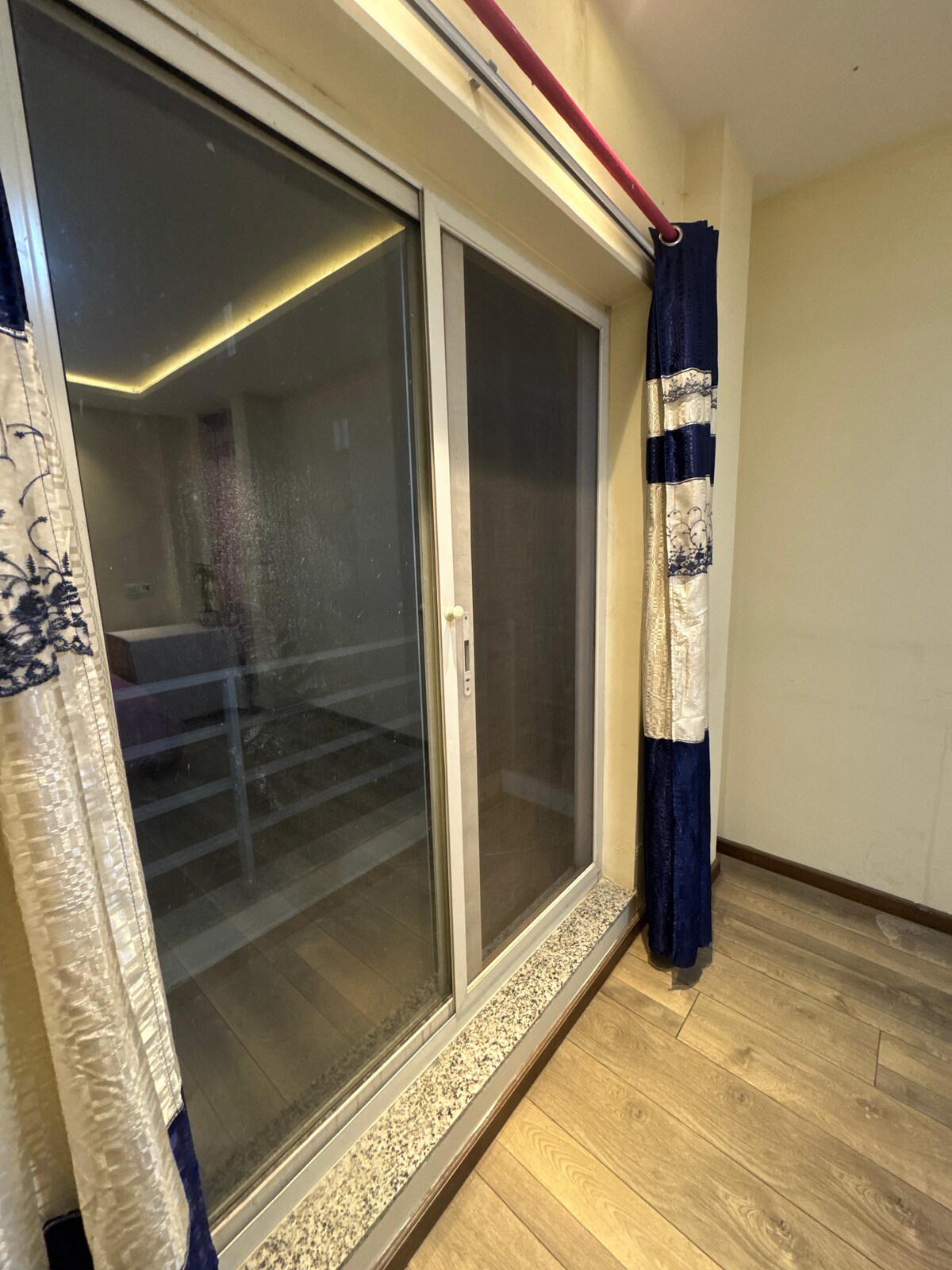 Peaceful room with private bathroom and balcony. — photo