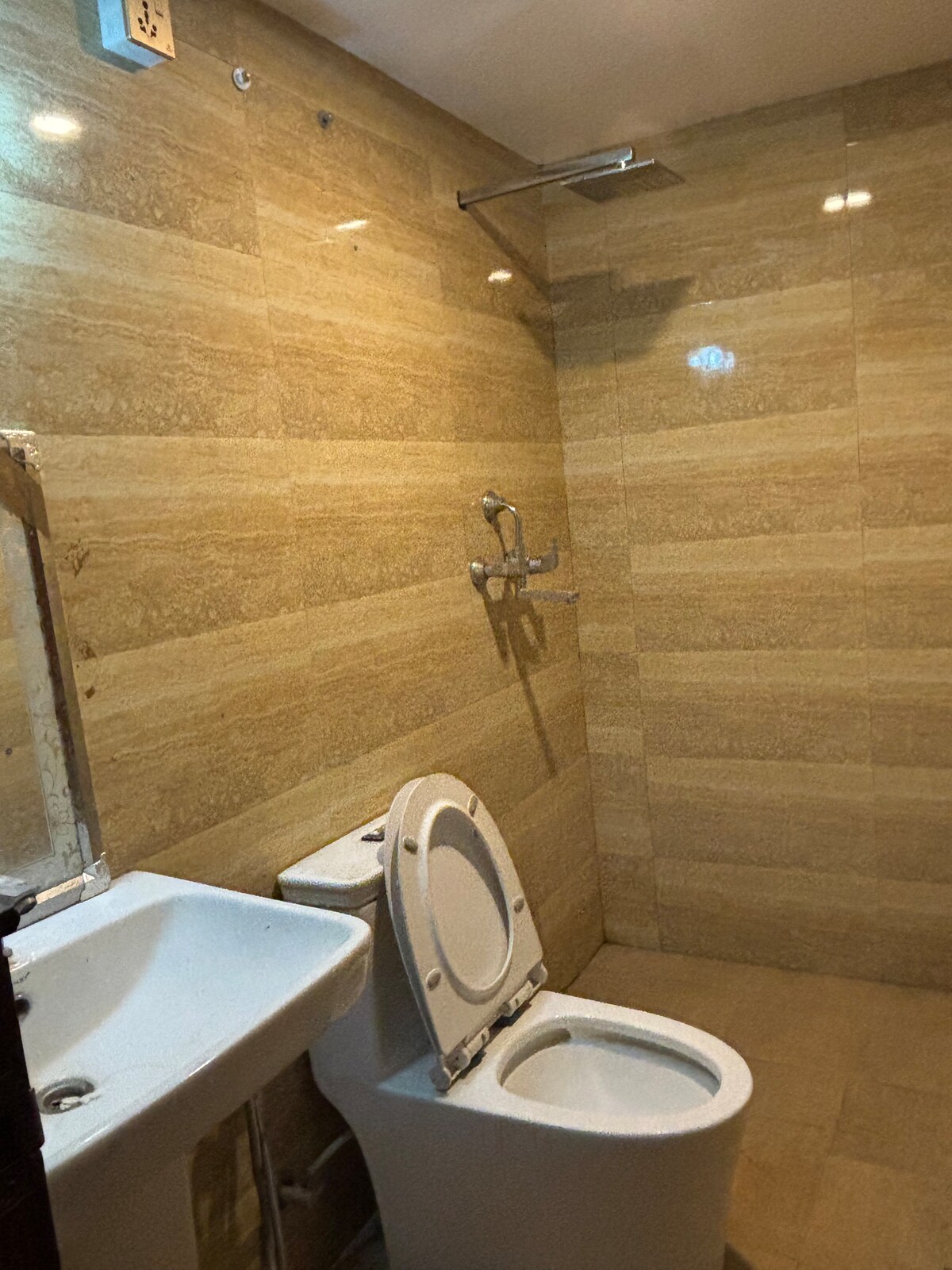 Peaceful room with private bathroom and balcony. — photo