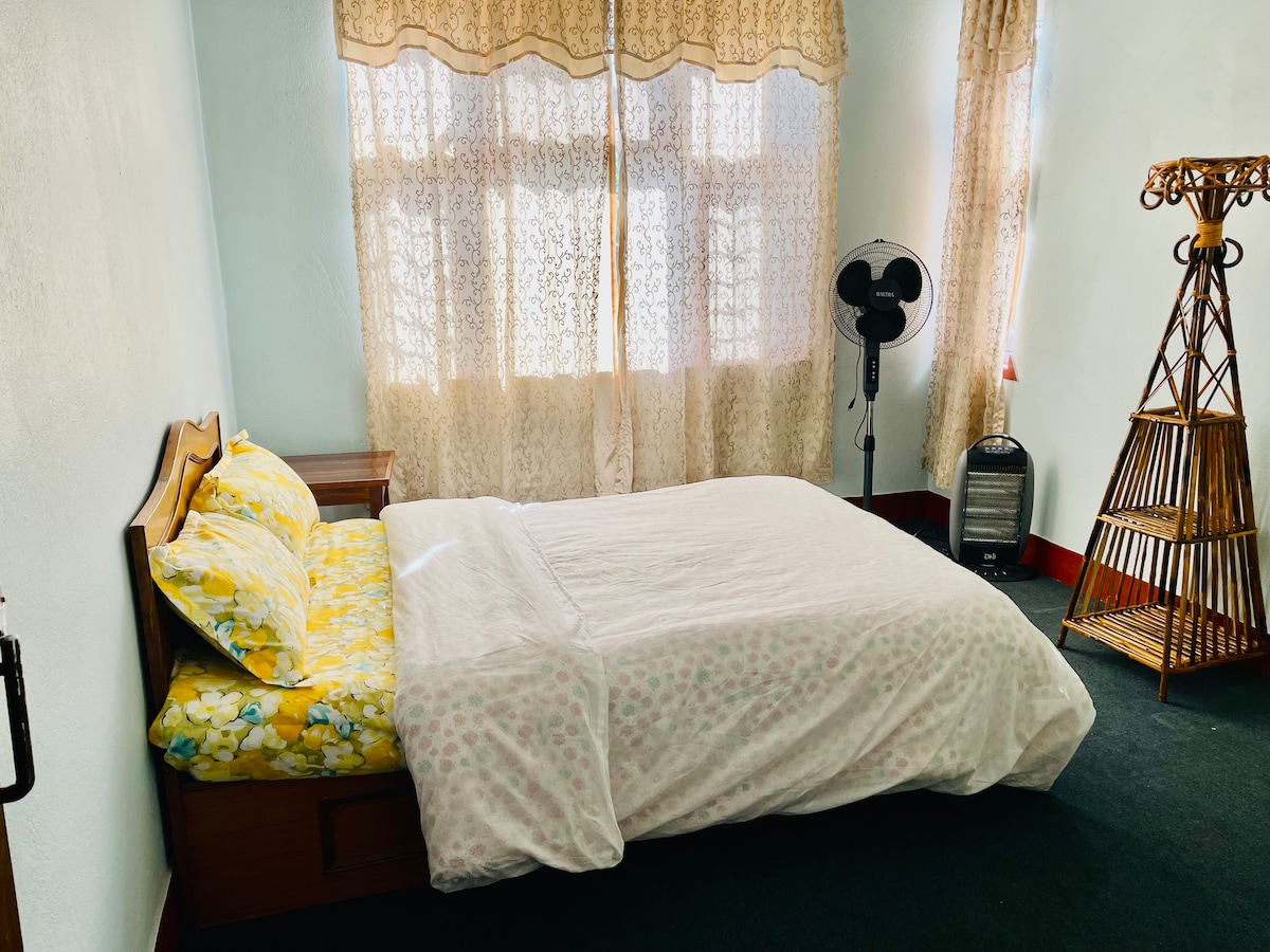 Tea, coffee, hot water, green tea, bread.