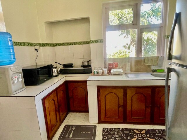 Tea, coffee, hot water, green tea, bread. — photo