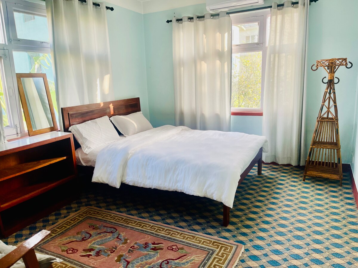 Tea, coffee, hot water, green tea, bread. — photo