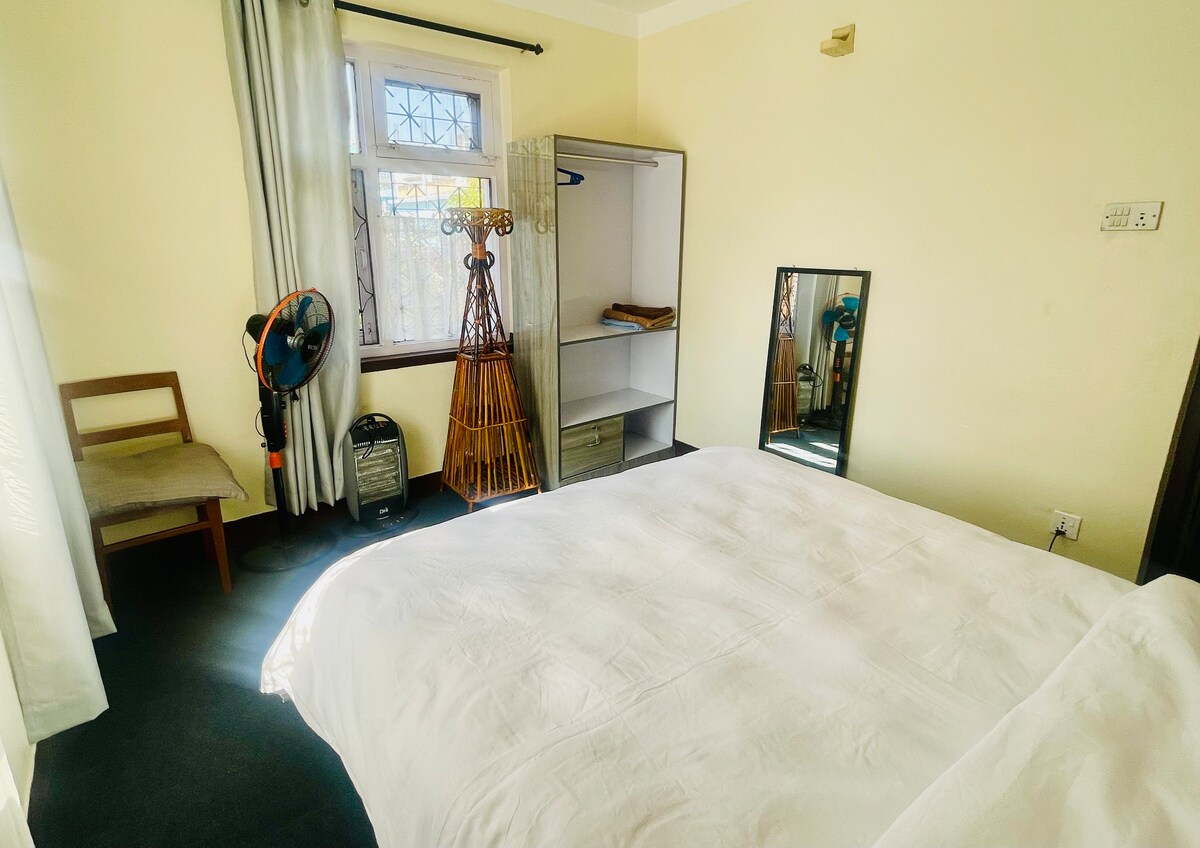 Tea, coffee, hot water, green tea, bread. — photo