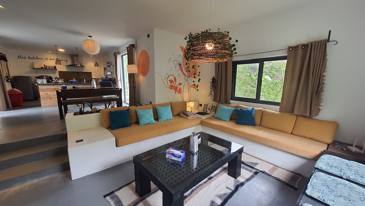 Private villa in Pokhara: garden and Himalaya view