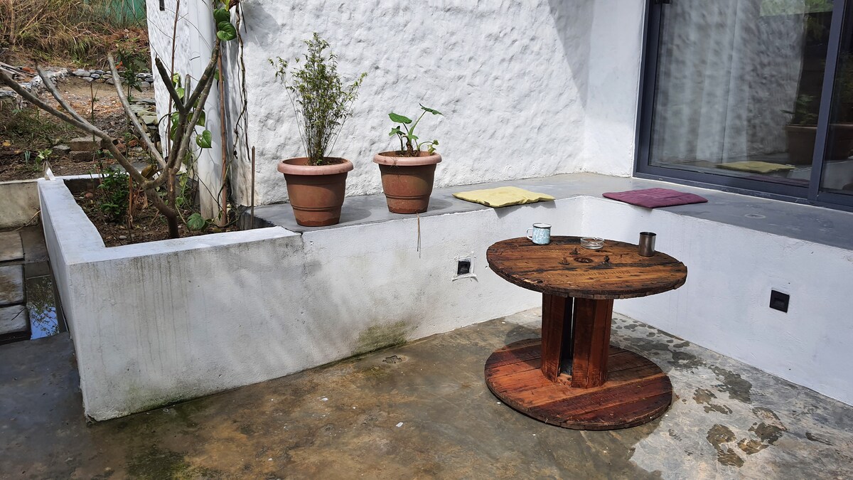 Private villa in Pokhara: garden and Himalaya view — photo