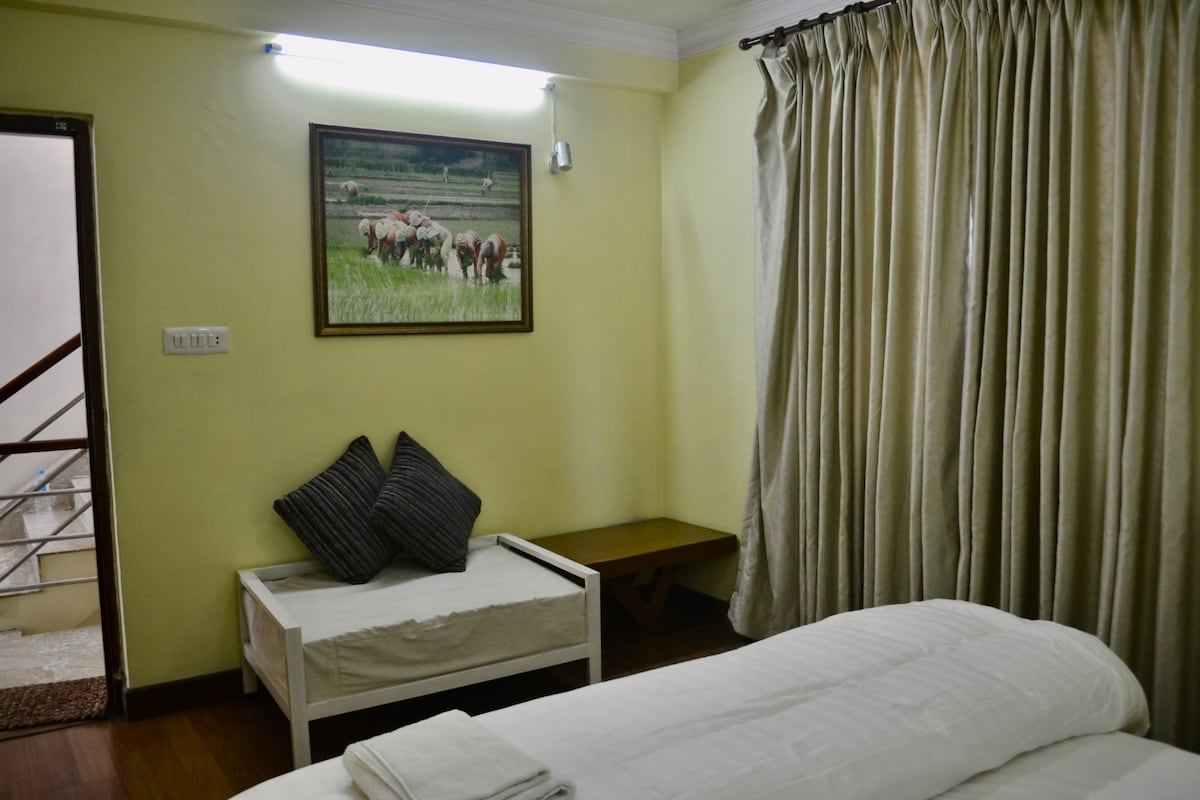 Peaceful Queen Room in Maharajgunj |Prime Location — photo