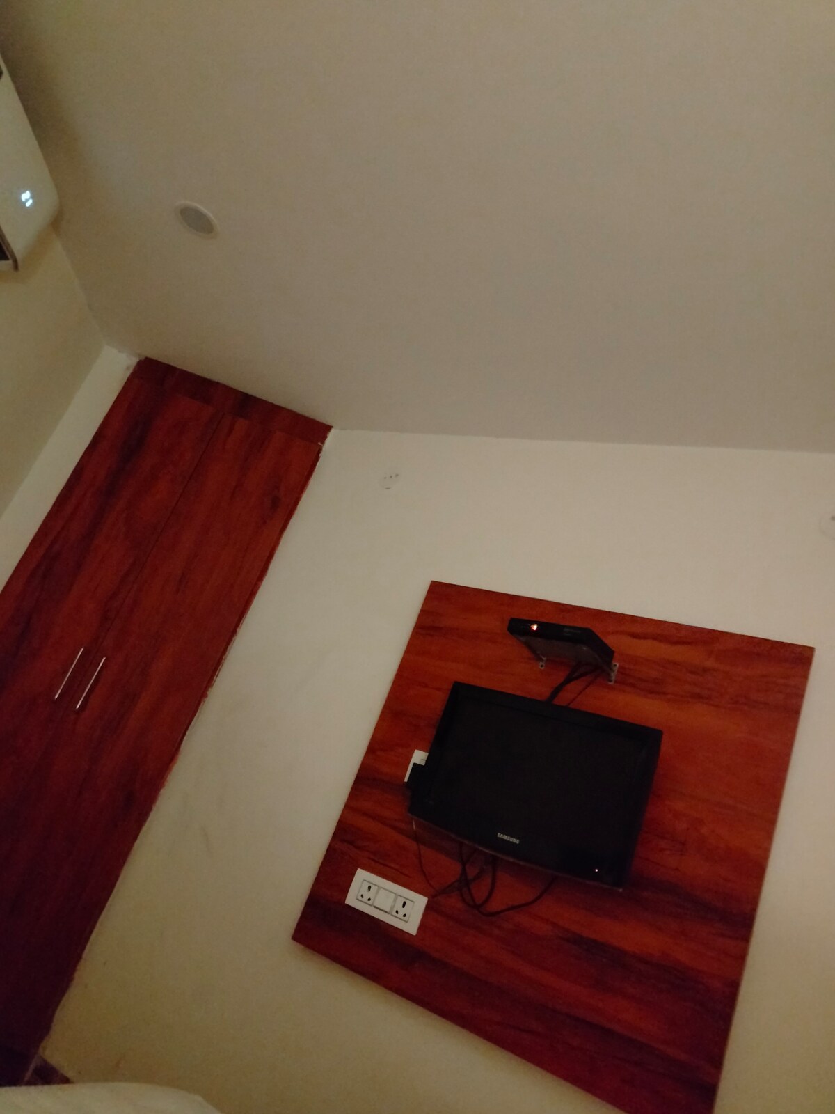 lovely master bed room service with hot shower — photo