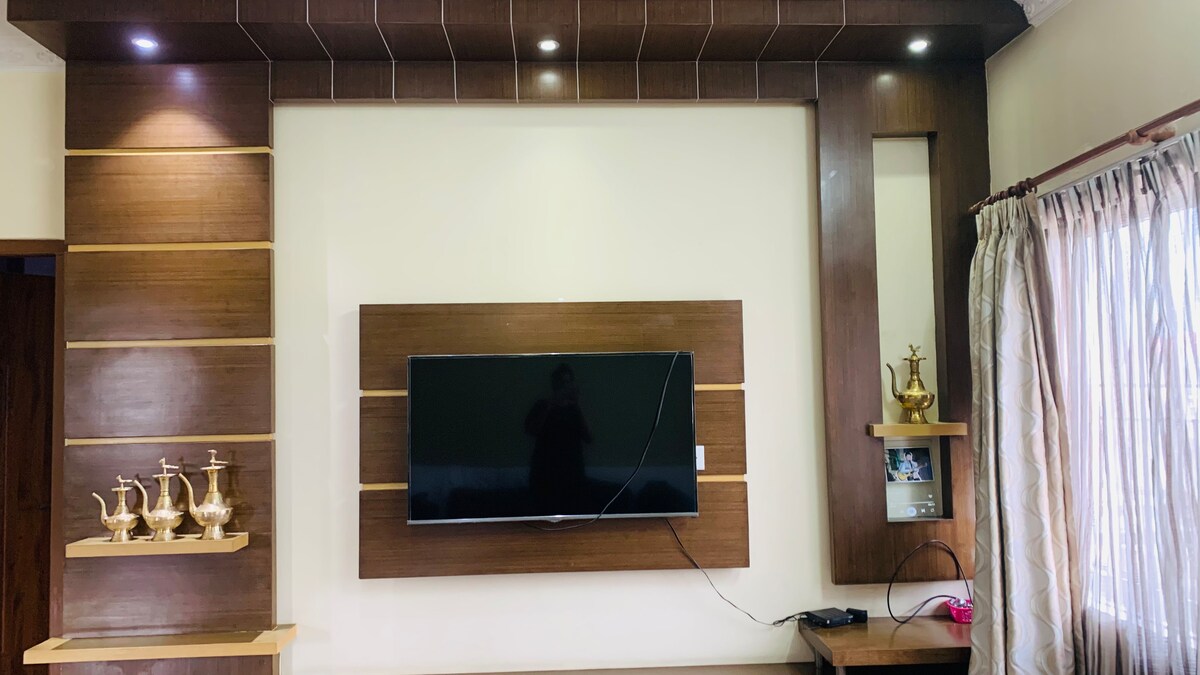 Stylish city escape near metro. — photo