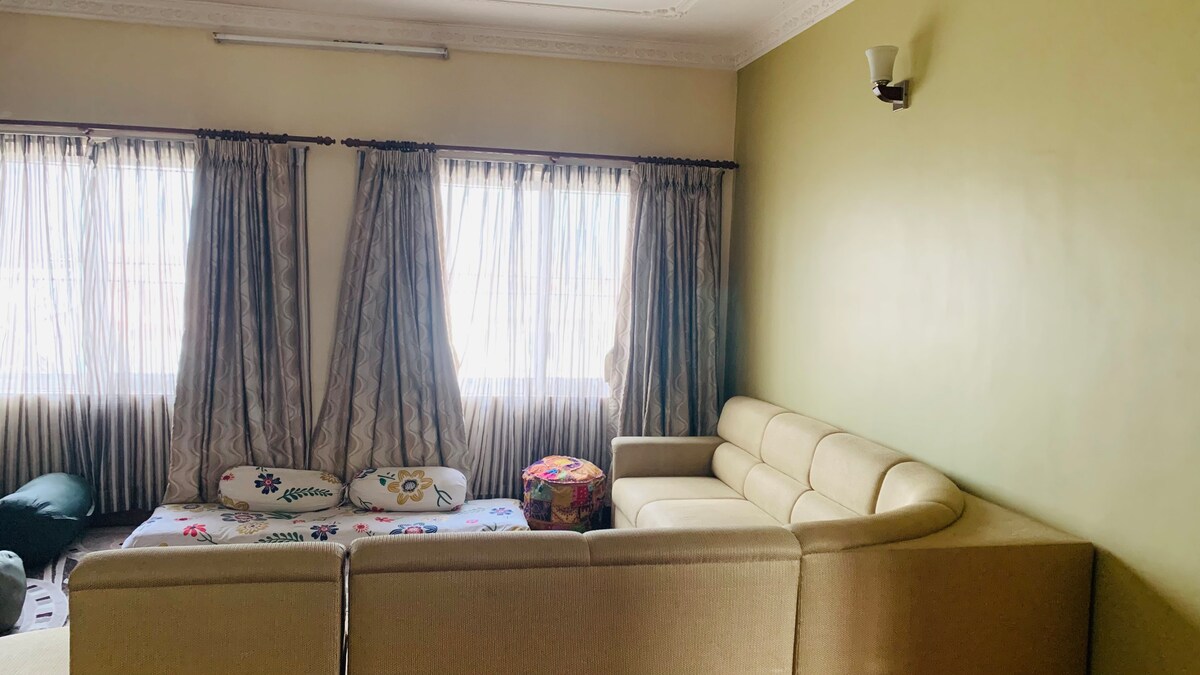 Stylish city escape near metro. — photo