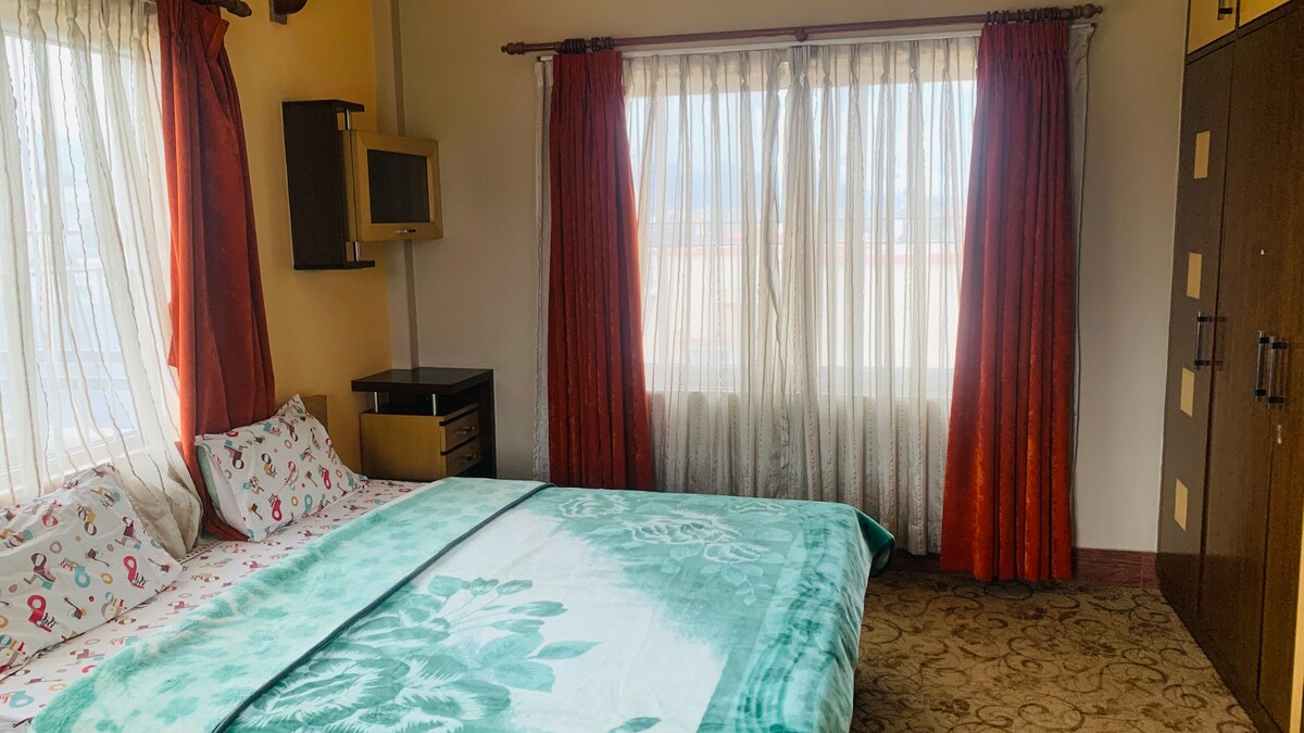 Stylish city escape near metro. — photo