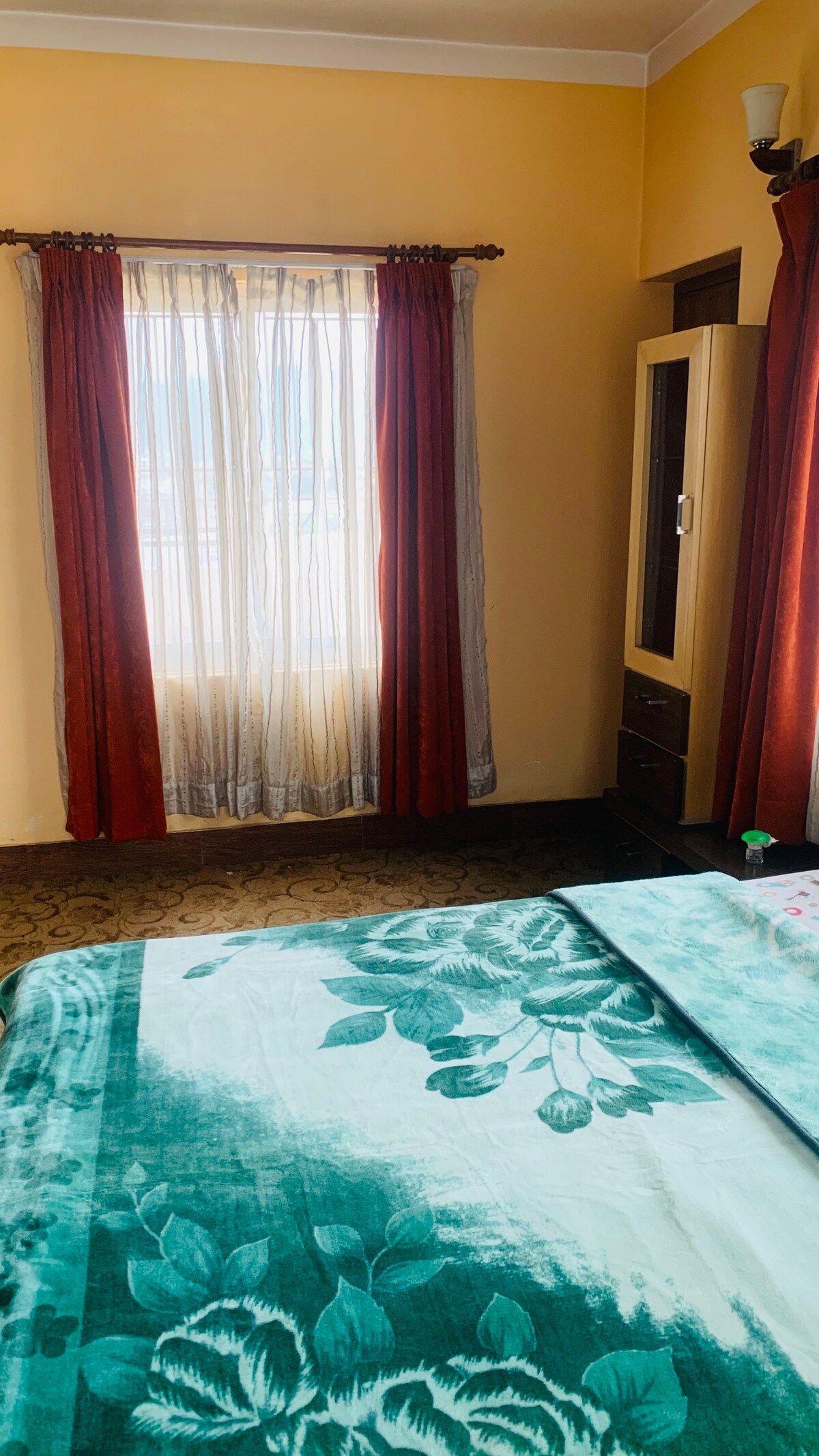 Stylish city escape near metro. — photo