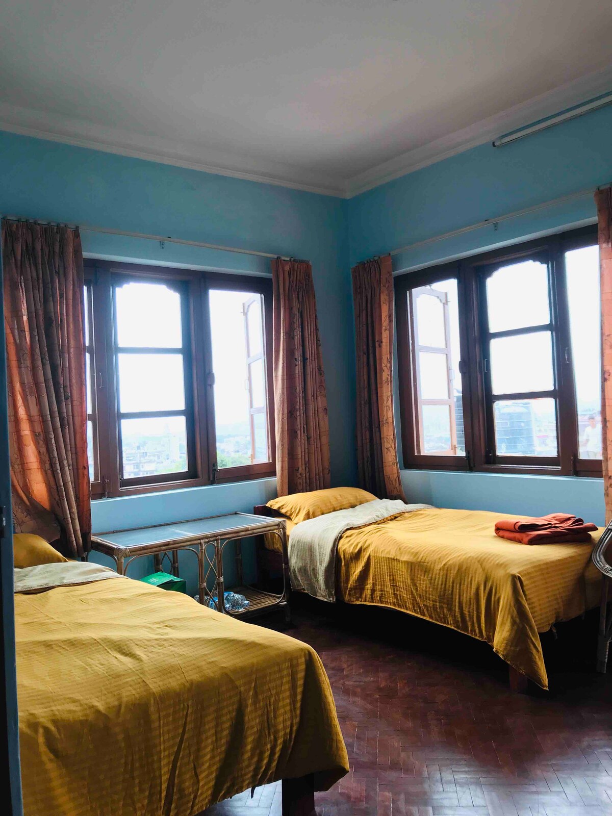 10 minutes walk to Wat Arun, the Temple of Dawn, and Gama Linsen