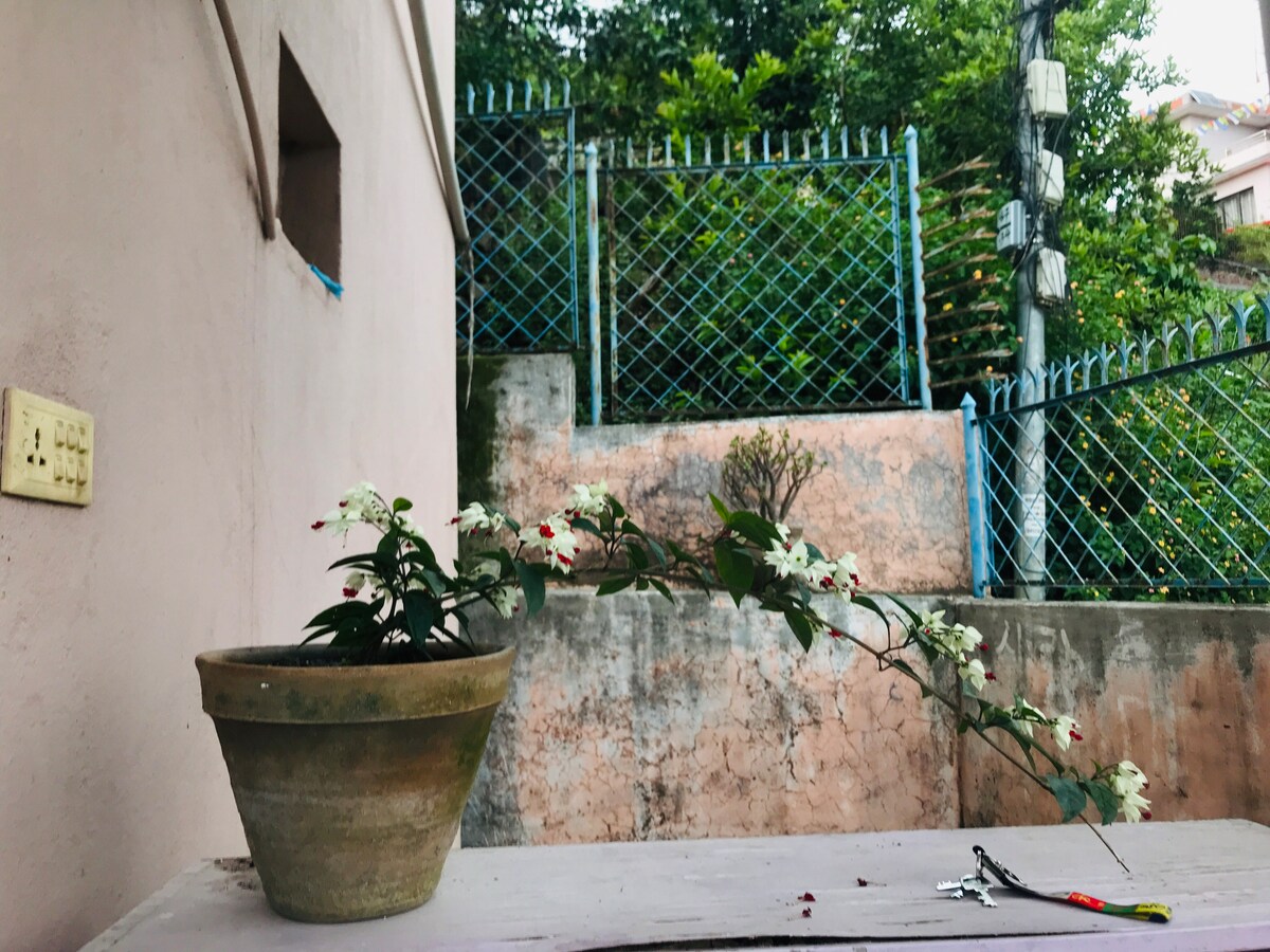 10 minutes walk to Wat Arun, the Temple of Dawn, and Gama Linsen — photo