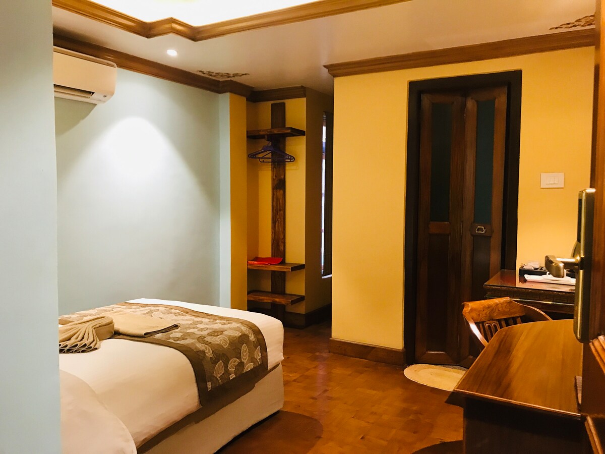 10 minutes walk to Wat Arun, the Temple of Dawn, and Gama Linsen — photo