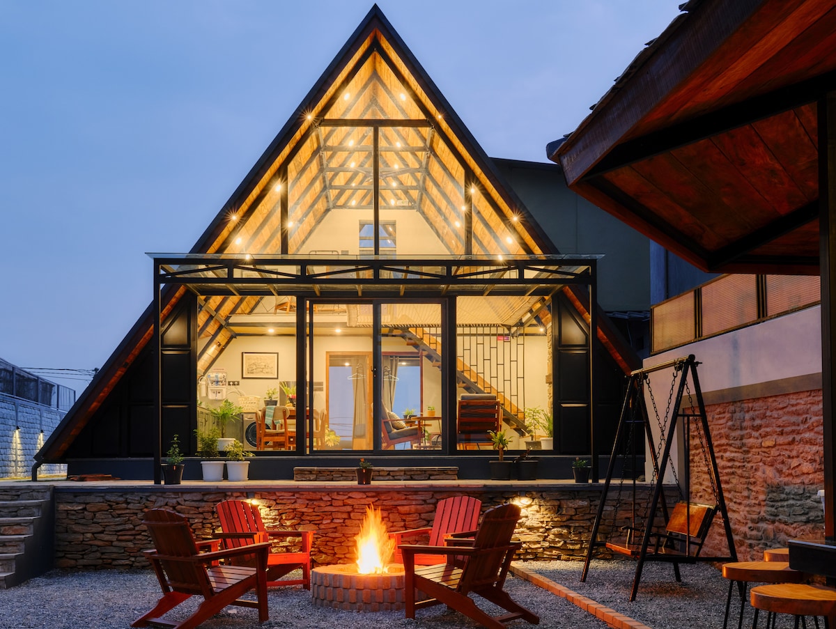 Hilltop Private Pool Villa, Mountain & City Views