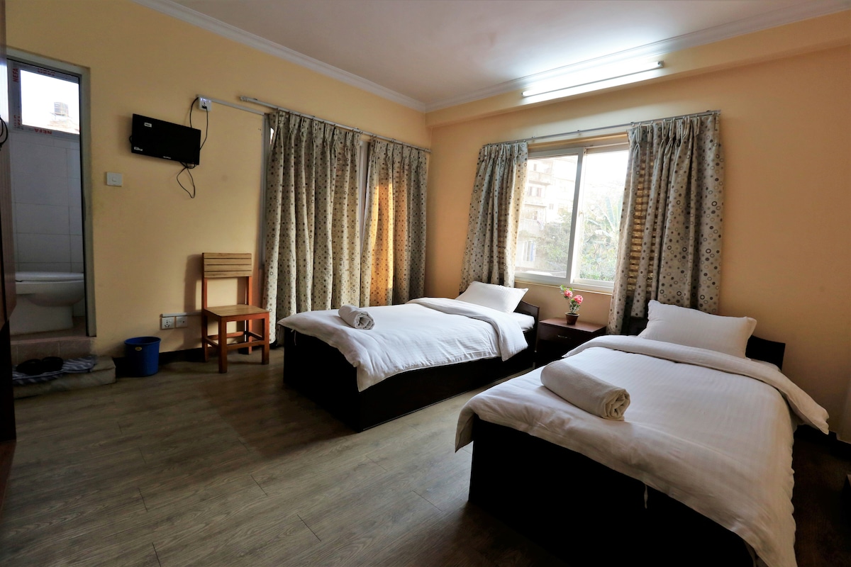 Family Style Hotel room 201- Walk to Lively Thamel
