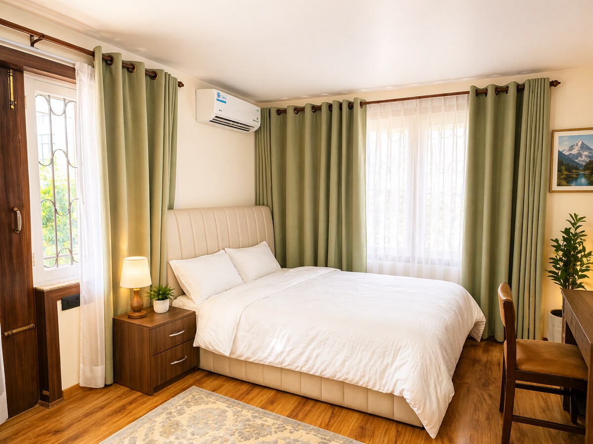 Cozy Balcony Room With Shared Kitchen