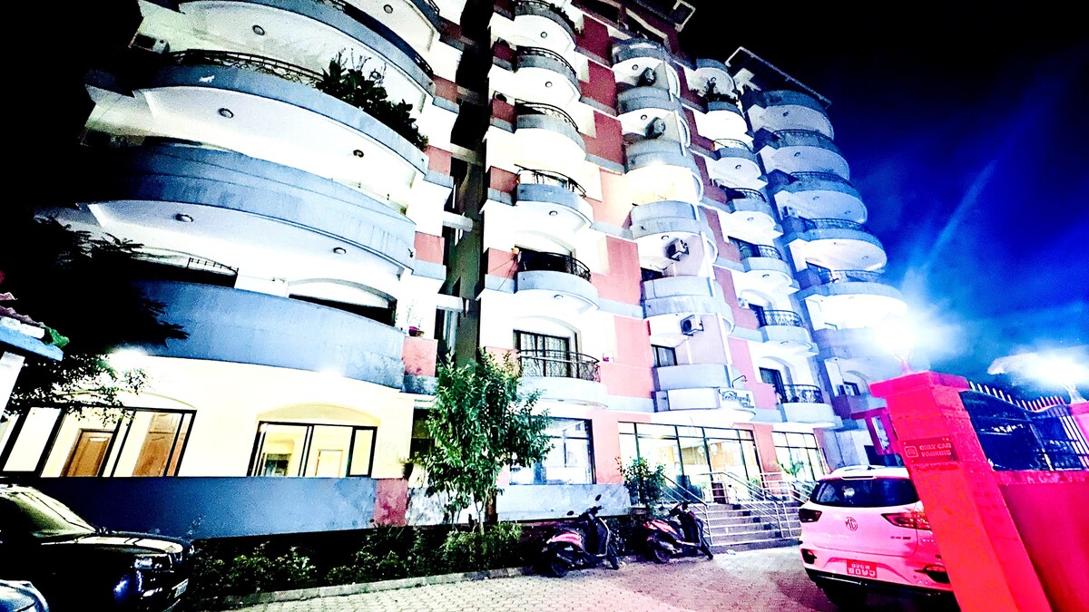 Landmark: Close to Everything — photo