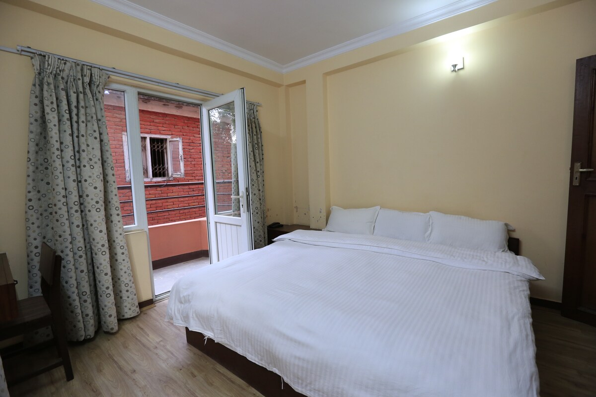 Family Style Hotel room 204- Walk to Lively Thamel