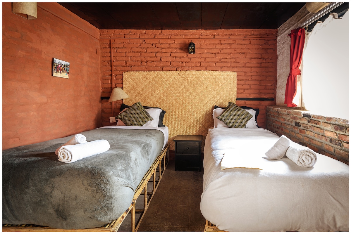 Large Plush room, Serviced Legacy Home of Patan