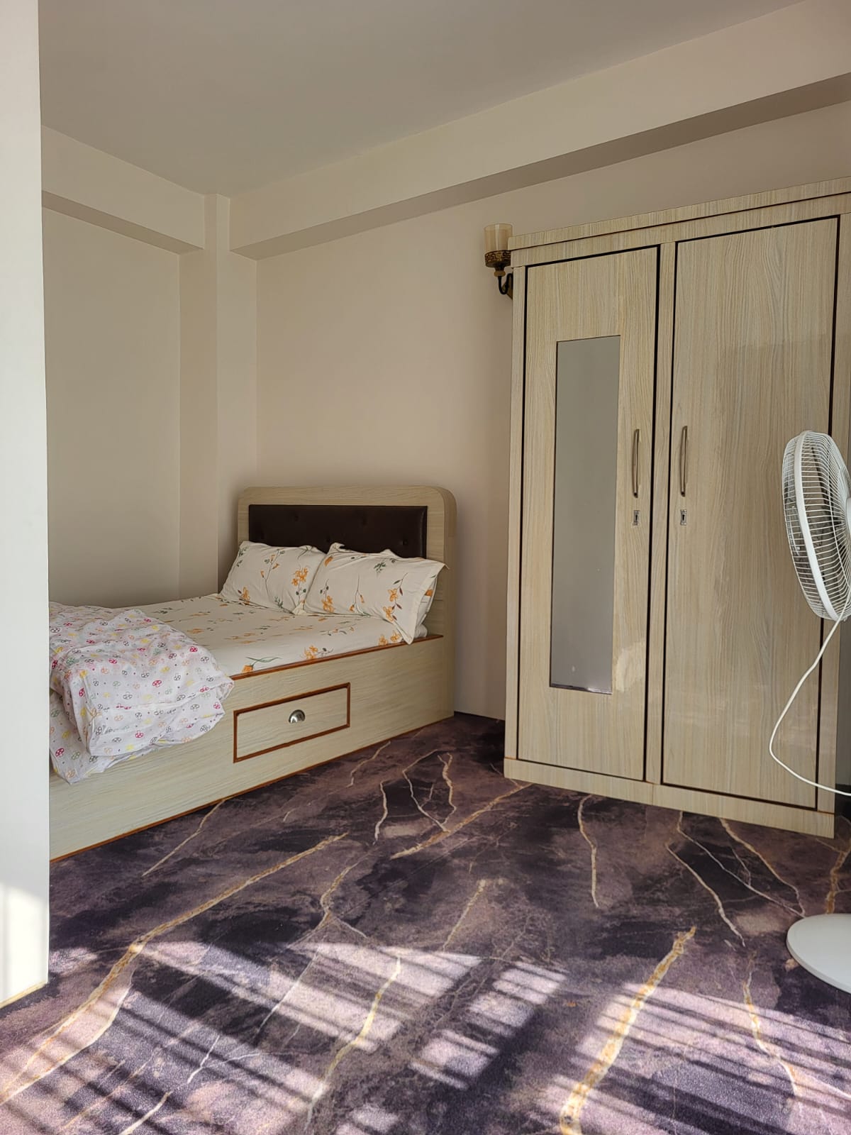 A beautiful room with nearby cafes, restaurants — photo