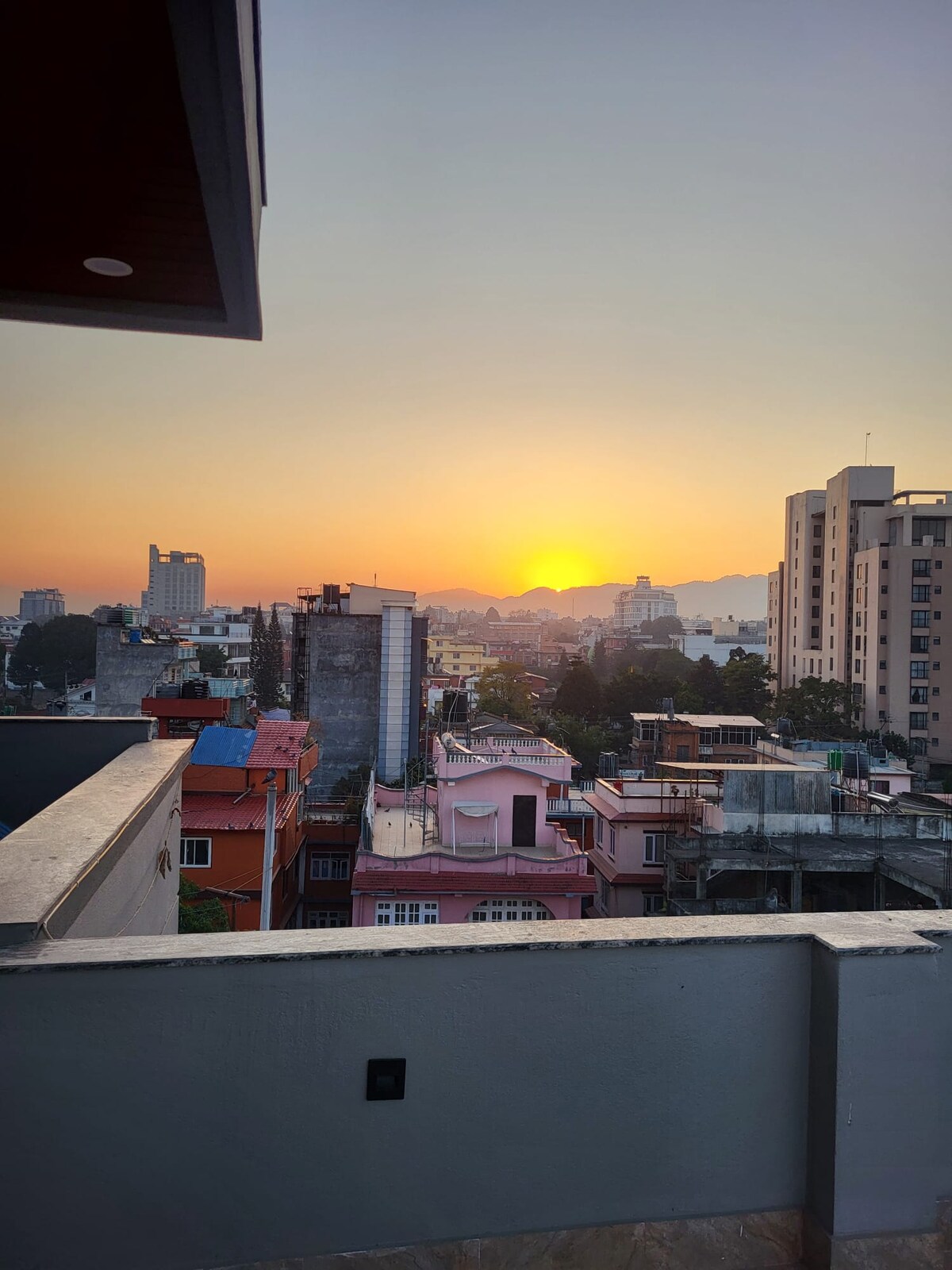 A beautiful room with nearby cafes, restaurants — photo