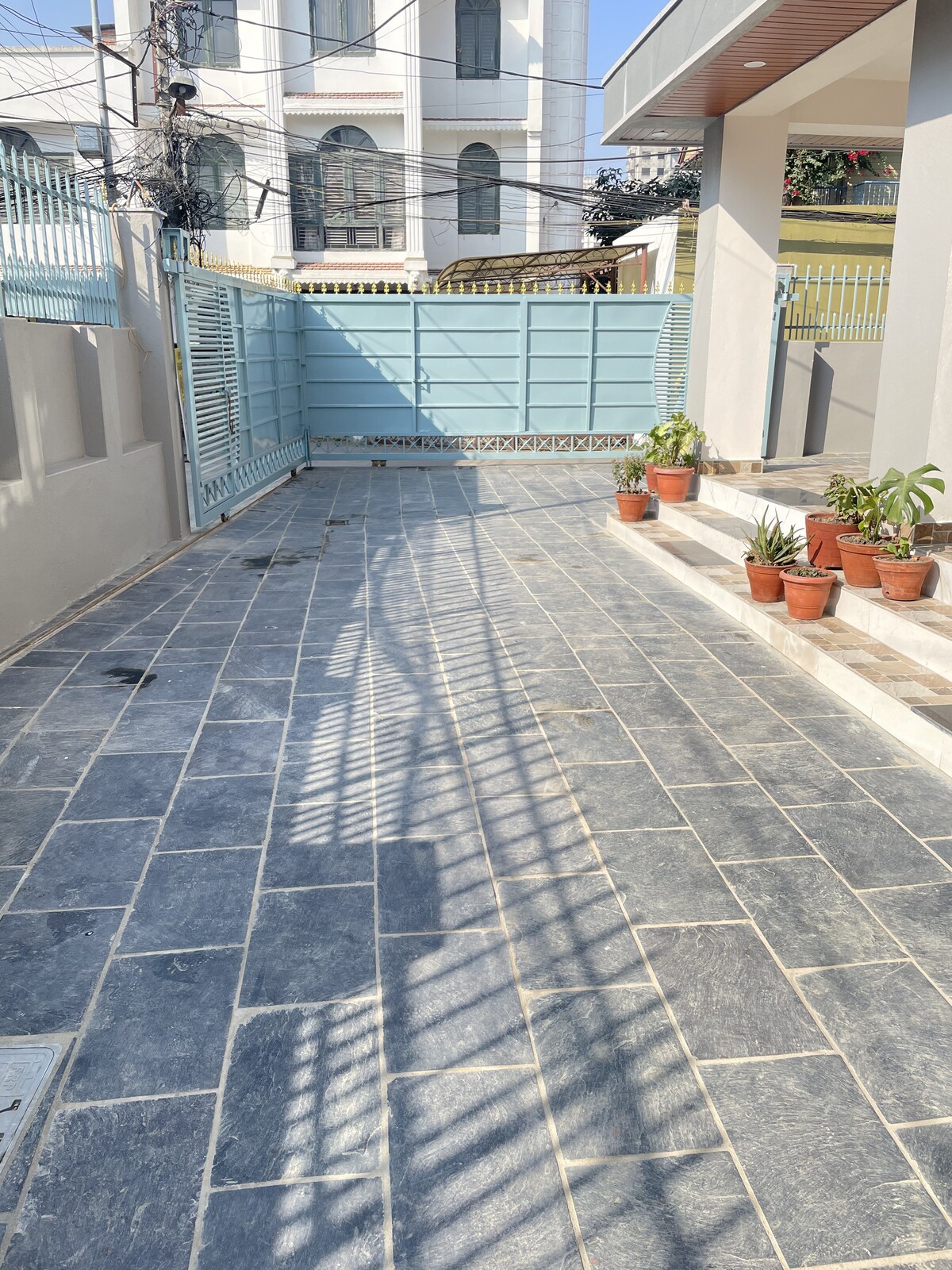 A beautiful room with nearby cafes, restaurants — photo