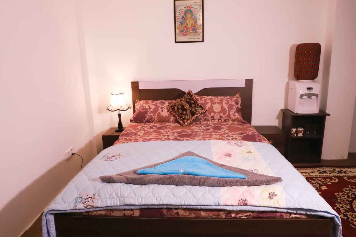 Large Corner Room with Attached bathroom — photo