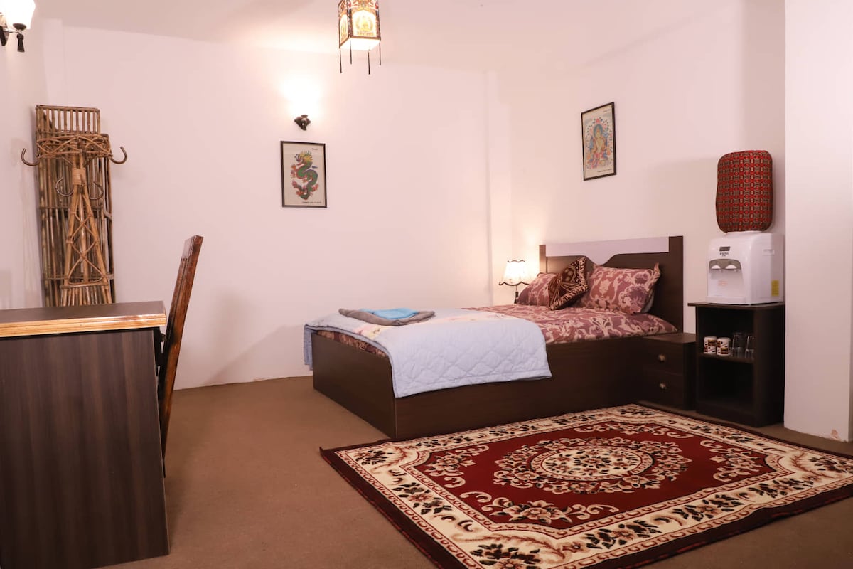 Large Corner Room with Attached bathroom — photo