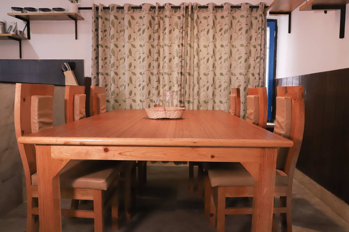 Large Corner Room with Attached bathroom — photo