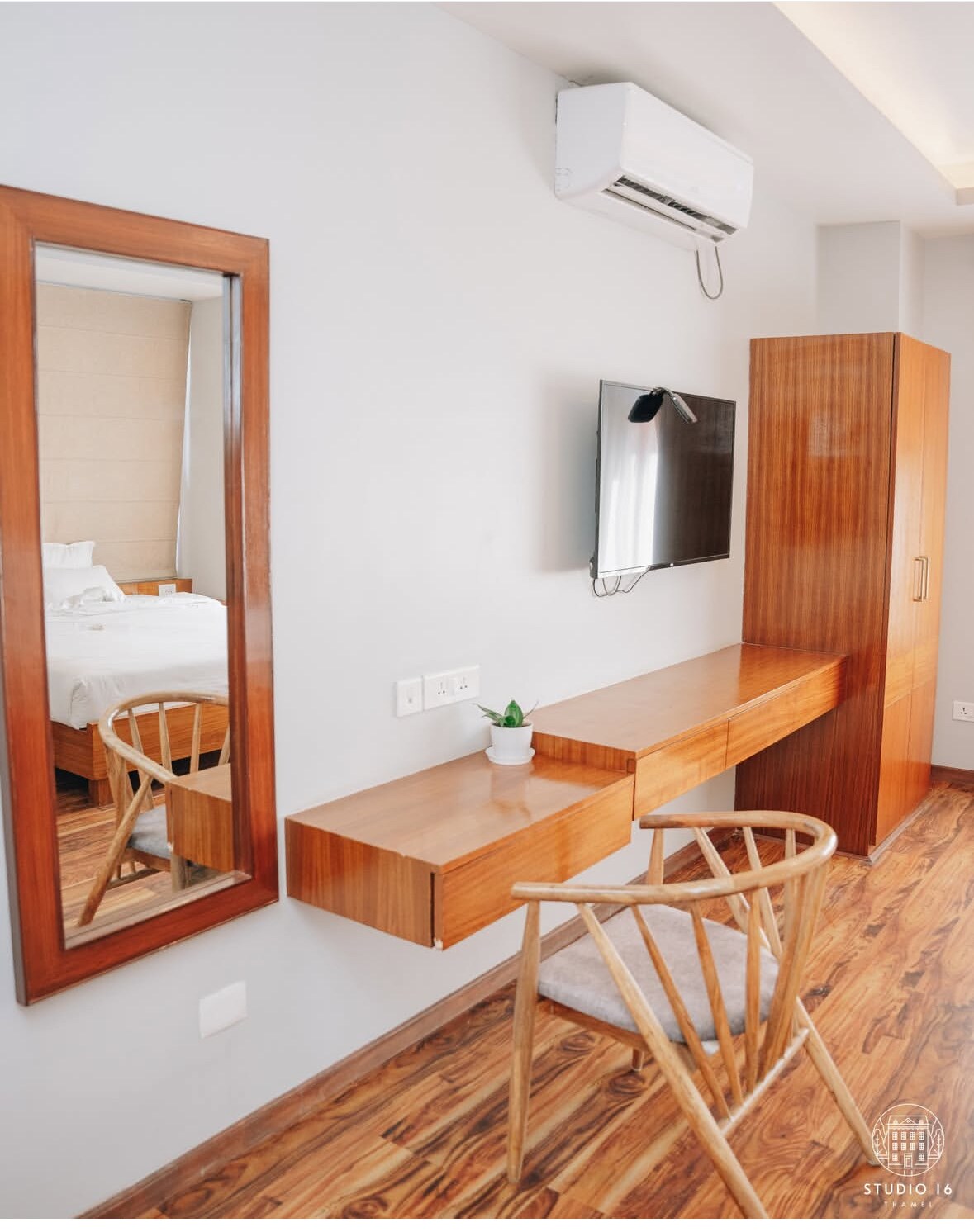 Private room w/attached toilet in prime location. — photo