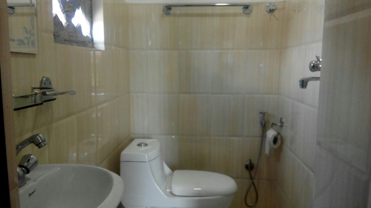 Cozy room near Hanuman Ghat and Taomadhi Square — photo