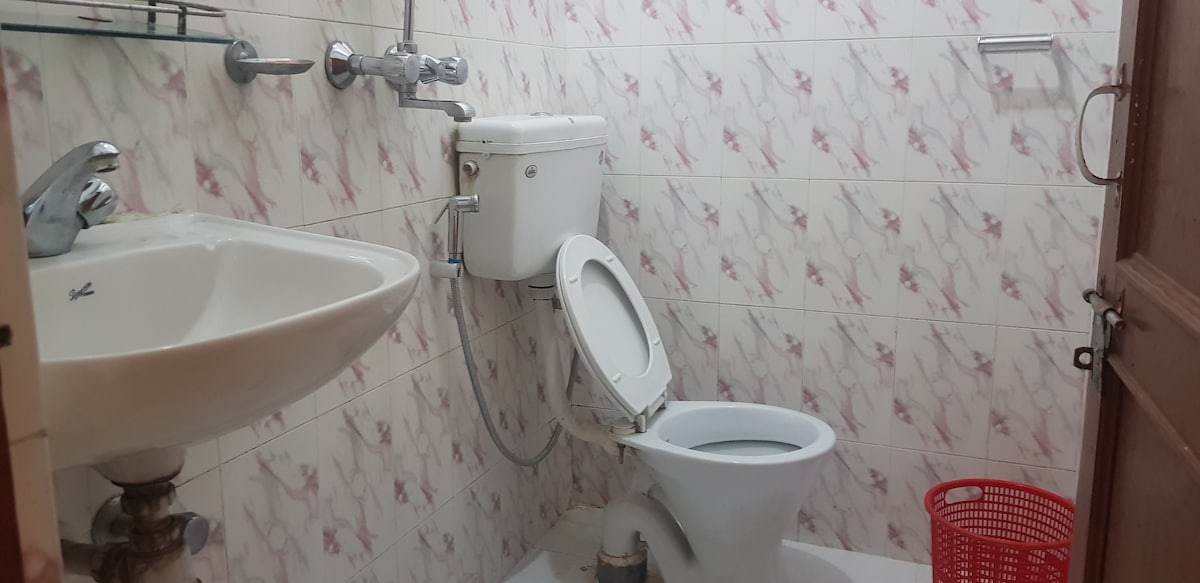 Lavish Room w/ homely feel at Hotel Diplomat — photo