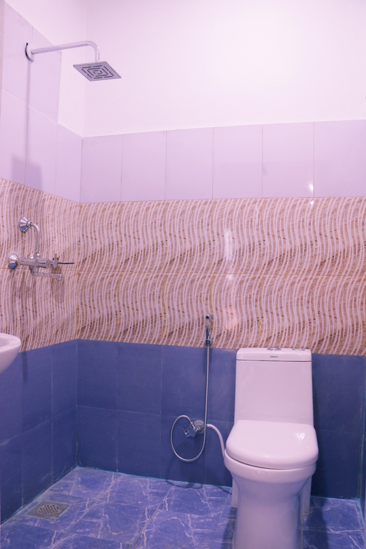 One Double Bed for 2 Person Available at Sauraha — photo