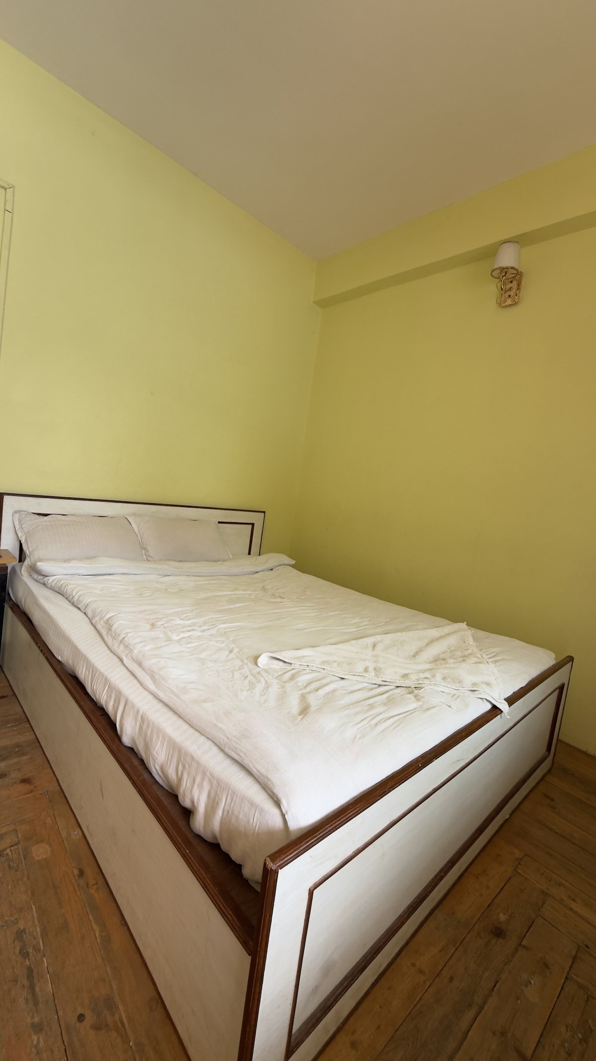 Clean & Spacious Room with bathroom attached — photo