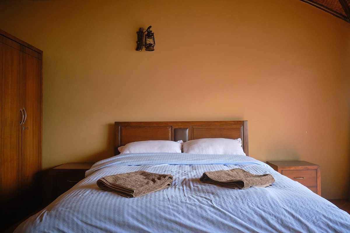 Zorba Rooms by the lake.