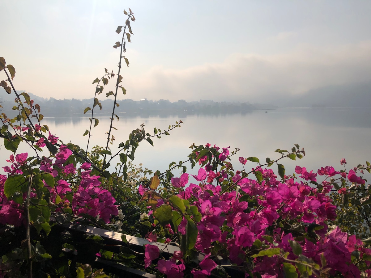 Zorba Rooms by the lake. — photo