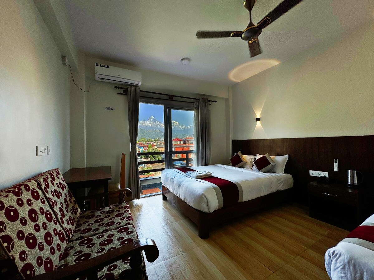 Deluxe Family Room With Mountain Room — photo