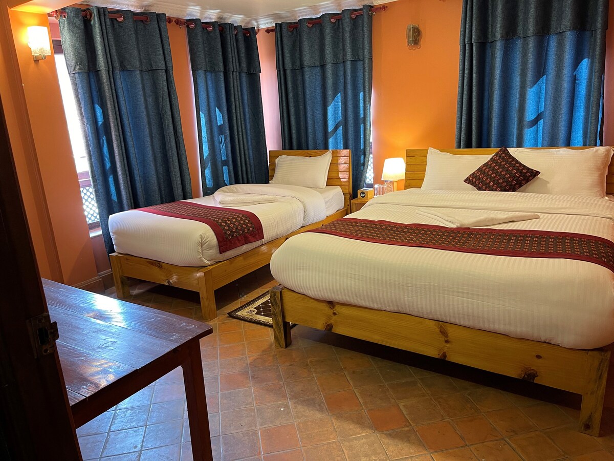 Hotel Empire & Rooftop Restaurant — photo