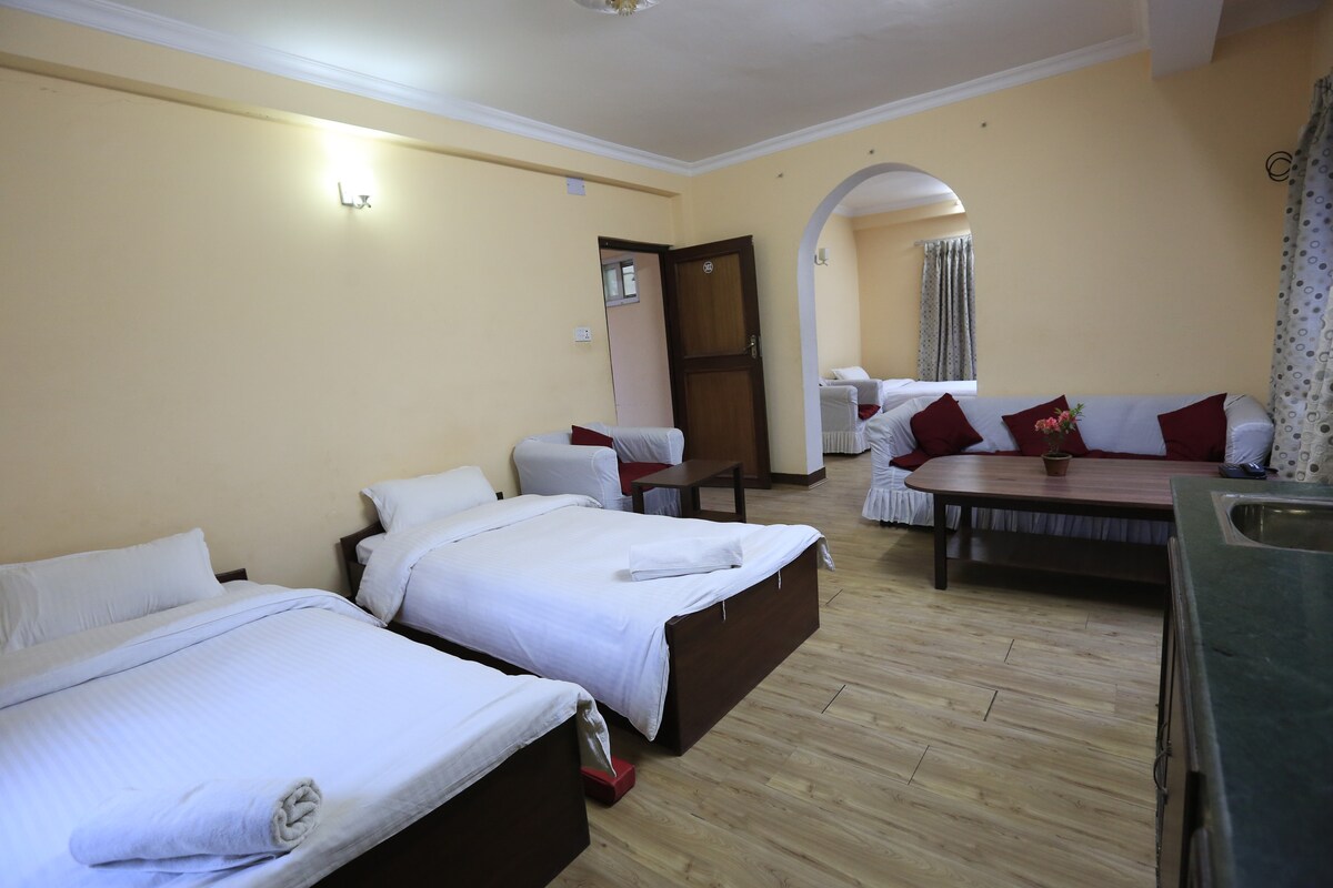 Family Style Hotel room 302- Walk to Lively Thamel