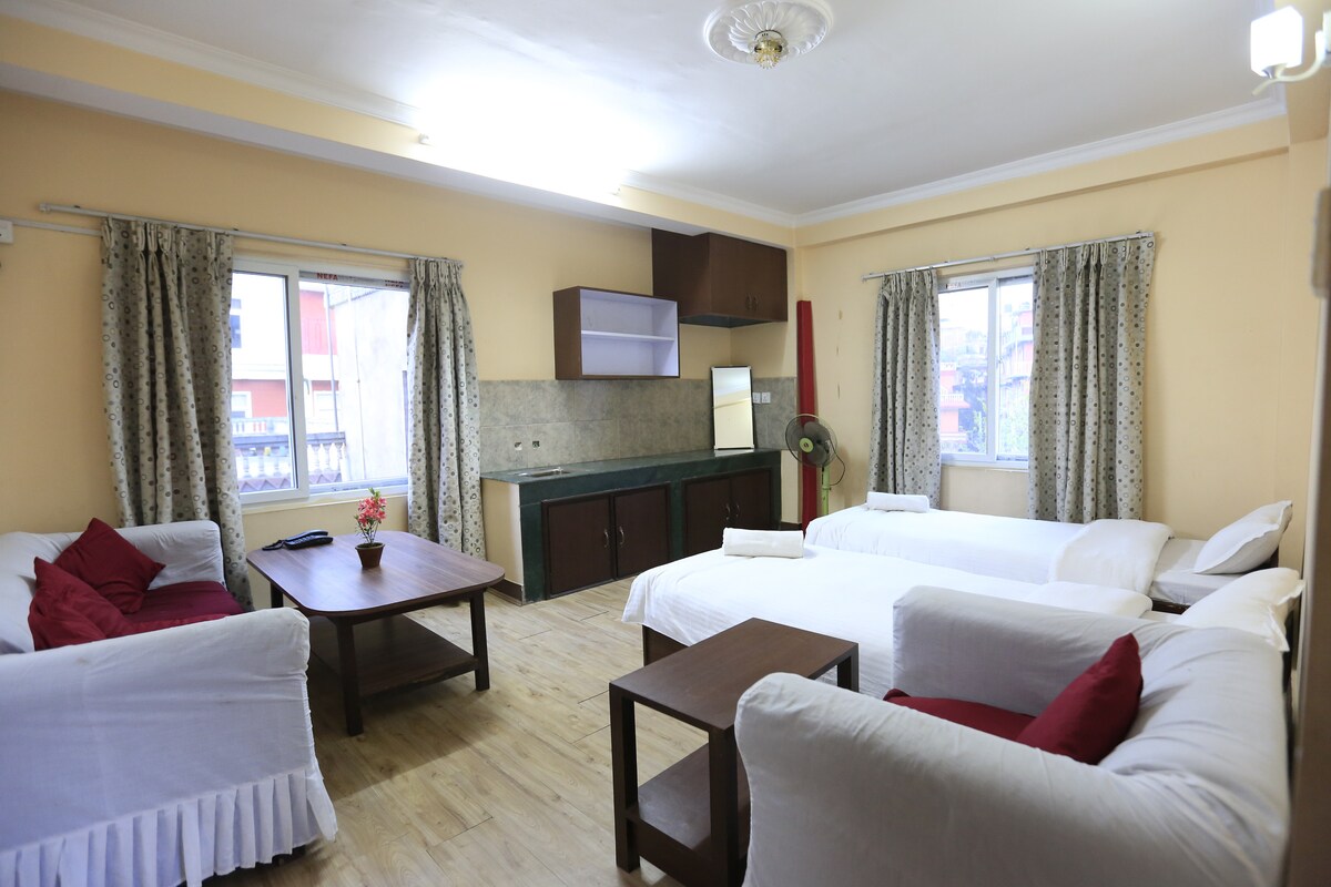 Family Style Hotel room 302- Walk to Lively Thamel — photo