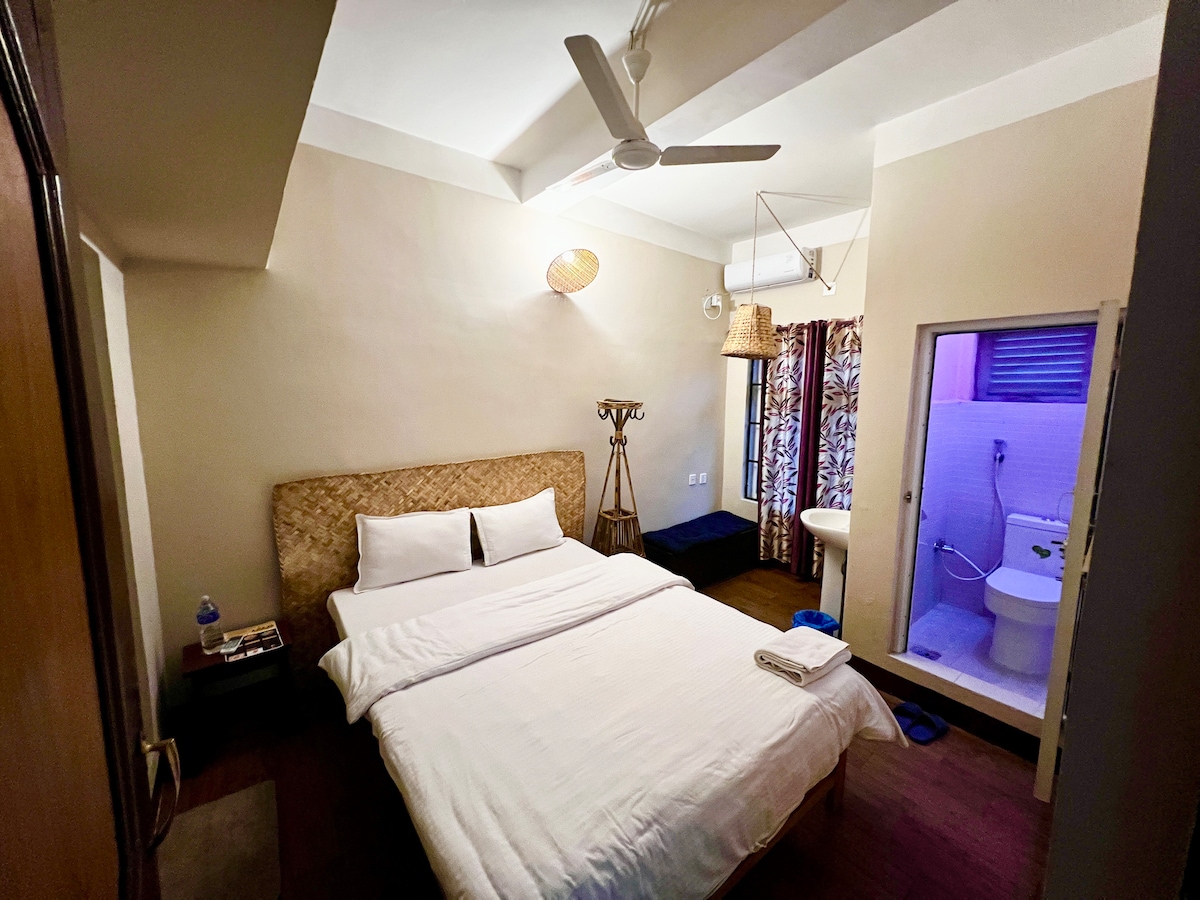 Queen size bed with A/C,garden