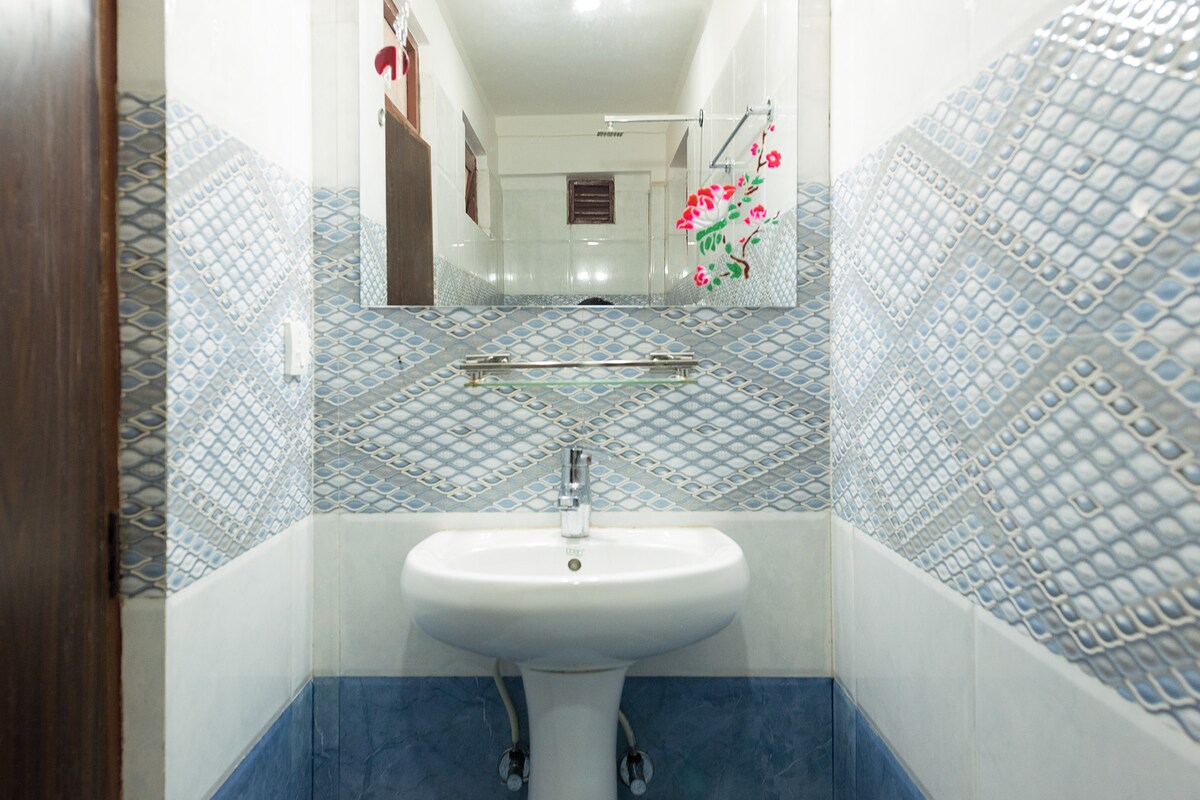 twin room with private bathroom — photo