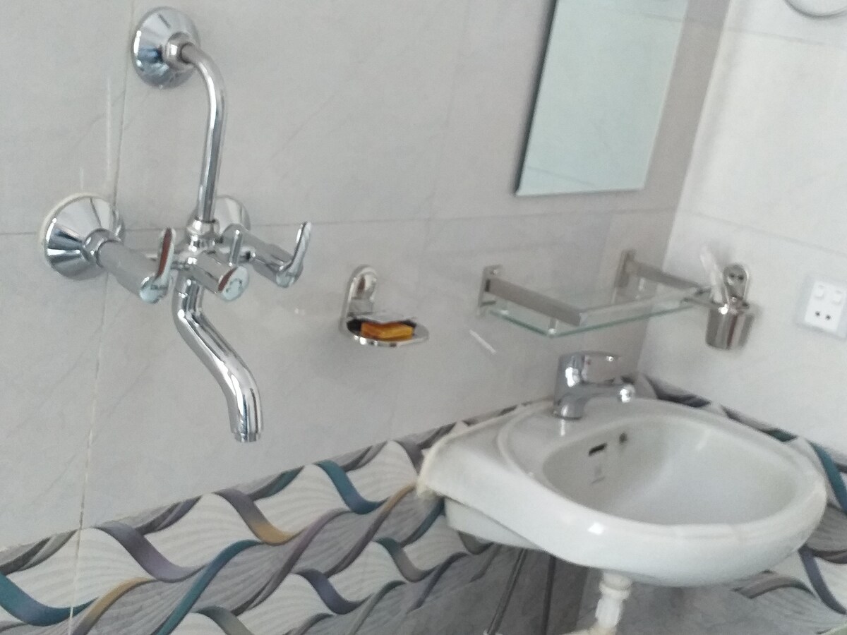 Twin bedroom with private bathroom — photo