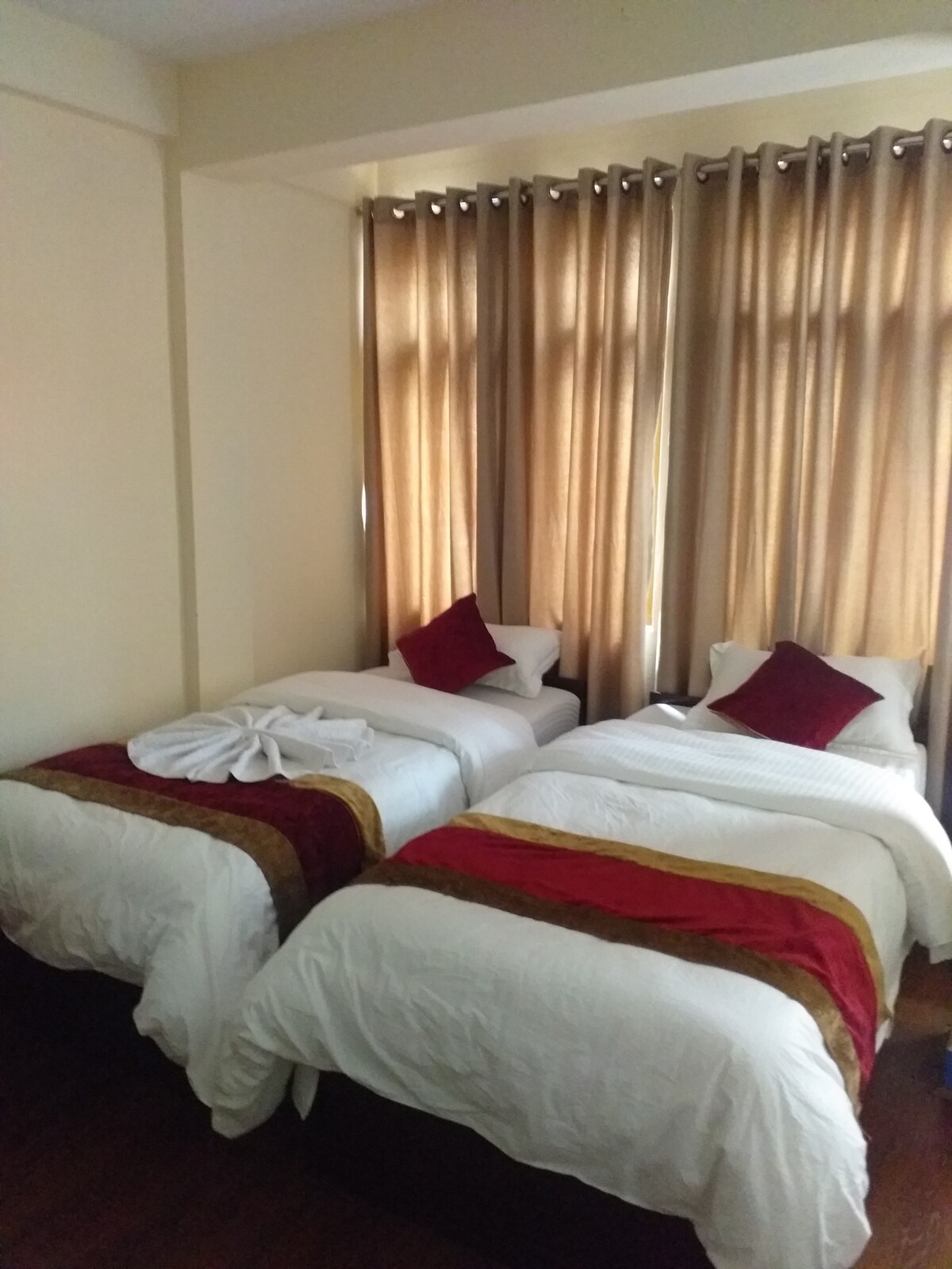 Twin bedroom with private bathroom — photo