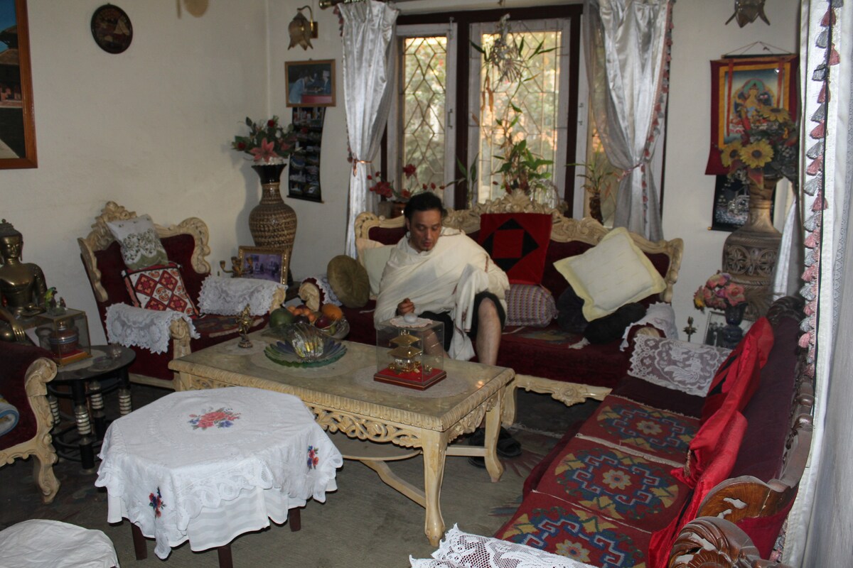 House with garden, trees n Flowers — photo