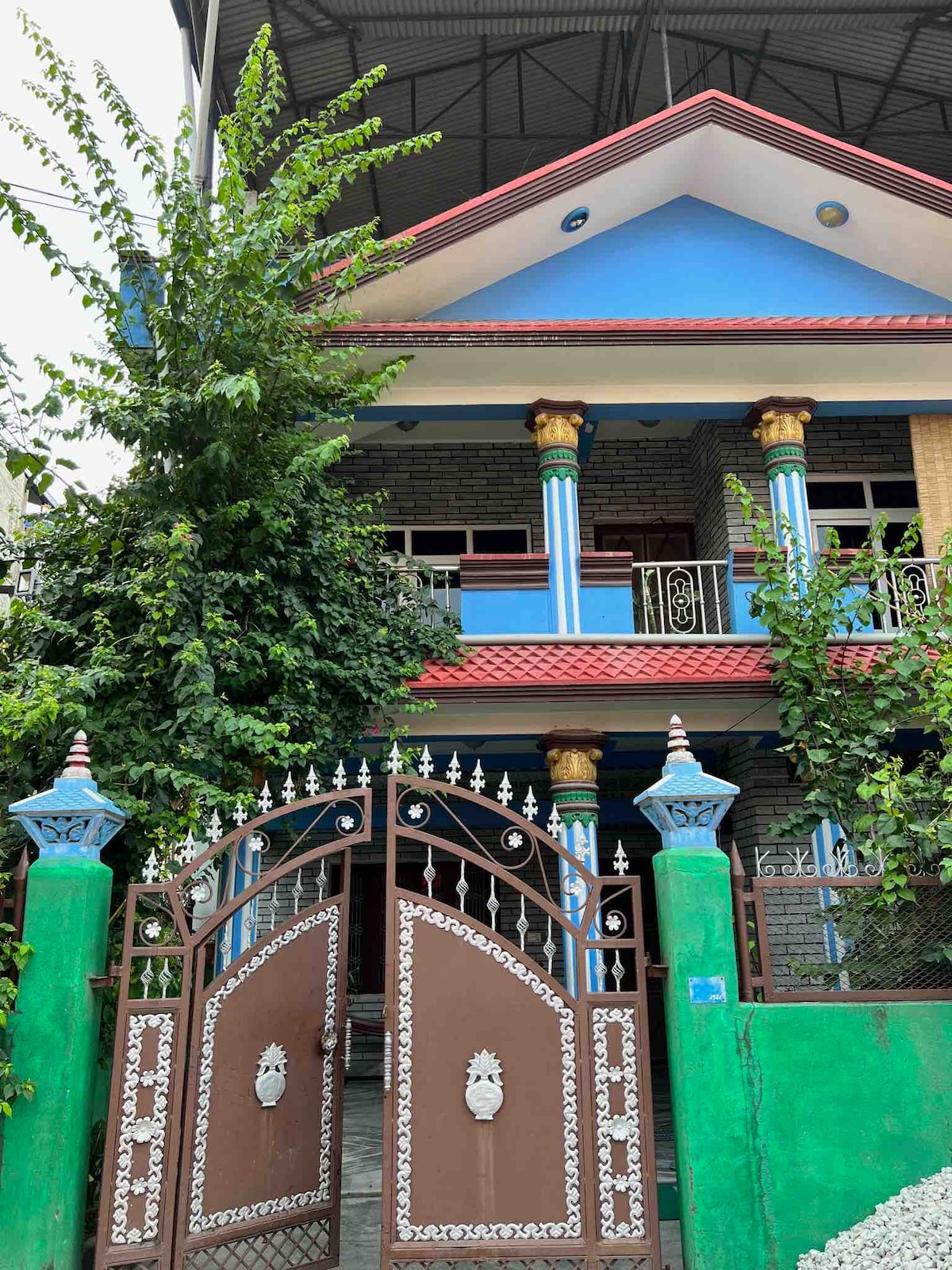 Cozy queen size bed, ground floor close to airport