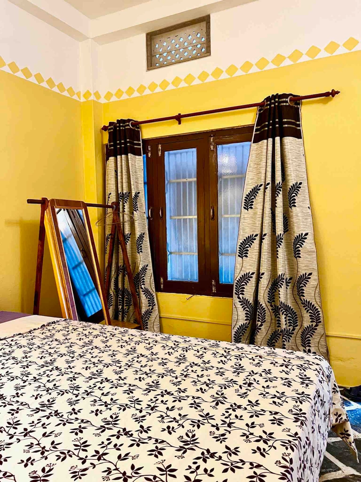 Cozy queen size bed, ground floor close to airport — photo