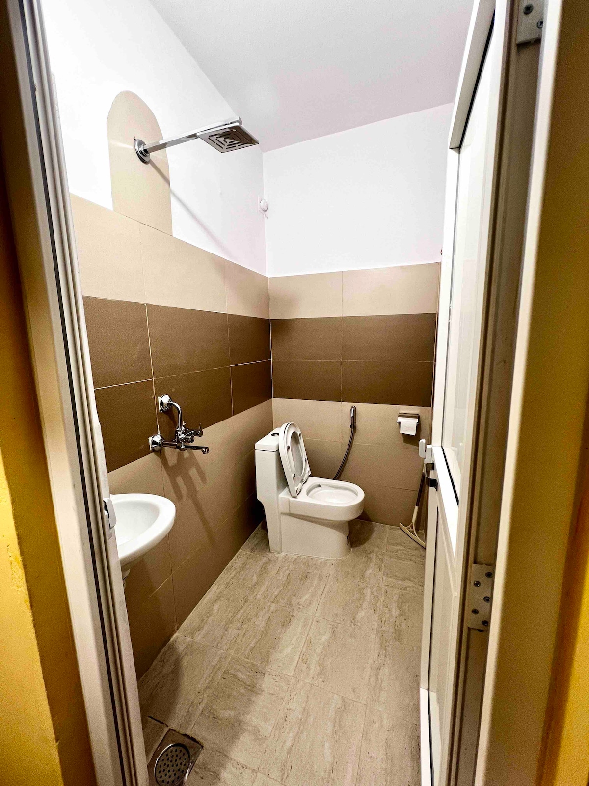 Cozy queen size bed, ground floor close to airport — photo