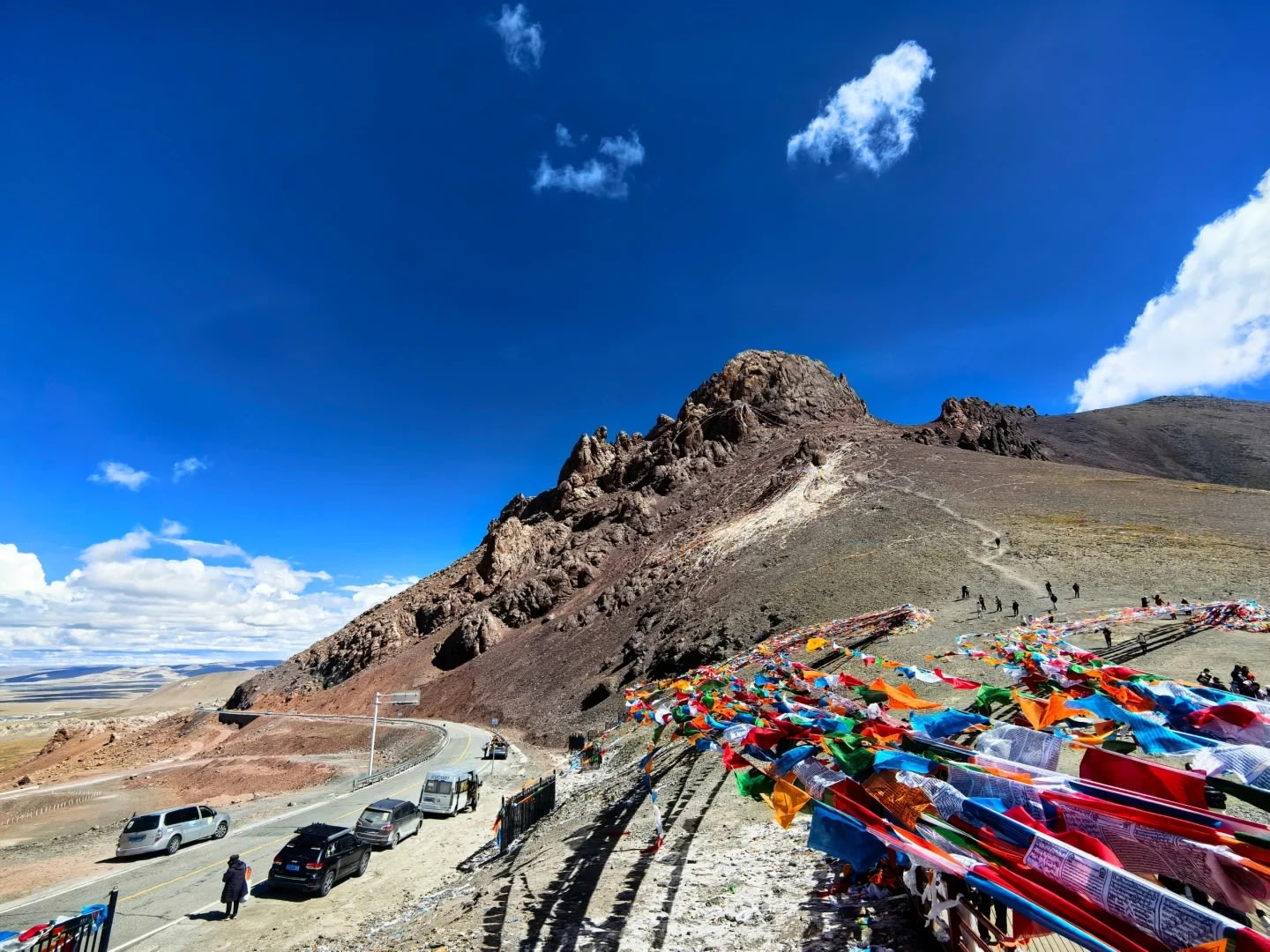 8-day luxury tour in Lhasa, Tibet (St. Regis + Hilton Shigatse + Golden Mountain in the Everest Base Camp + two sacred lakes Namtso & Yamdrok Lake + private guide explaining the Potala Palace & Jokhang Temple & Tashilhunpo Monastery) photo 2